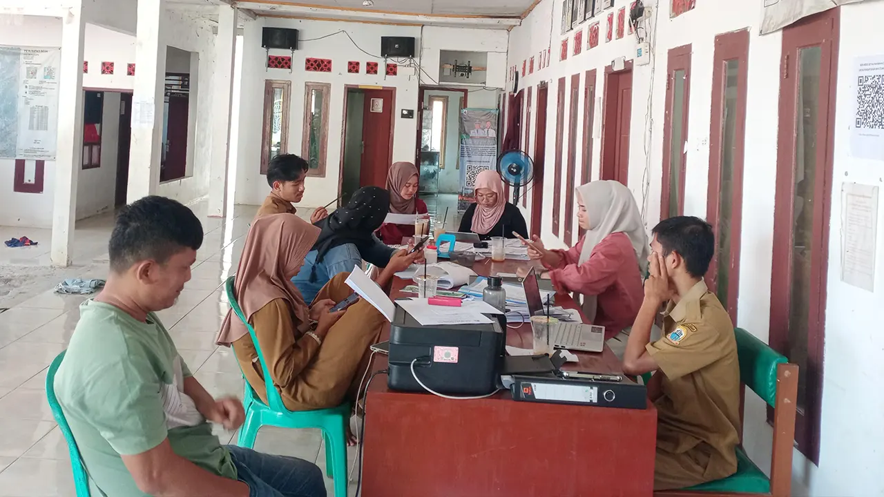 Mahasiswa KKM 61 UNIBA bersama perangkat Desa Margaluyu tengah melakukan pendampingan administrasi surat-menyurat di kantor desa sebagai upaya meningkatkan kualitas pelayanan publik. (doc. KKM 61 UNIBA)