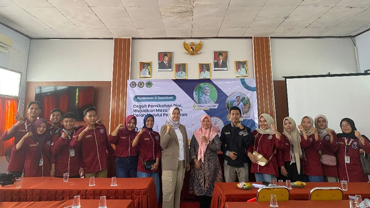 Mahasiswa KKM 63 UNIBA bersama narasumber Hj. Reni Apriani, M.Pd., berfoto bersama usai kegiatan sosialisasi bertema ‘Cegah Pernikahan Dini, Wujudkan Masa Depan Cerah Melalui Pendidikan’ di SMAN 1 Sajira, Jumat (8/8/2025). (doc. KKM 63 UNIBA)