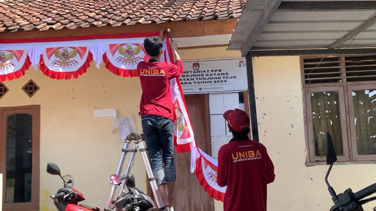 Mahasiswa KKM 66 UNIBA memasang umbul-umbul merah putih di Balai Desa Bojong Catang sebagai bagian dari persiapan menyambut HUT RI ke-80. (doc. KKM 66 UNIBA)