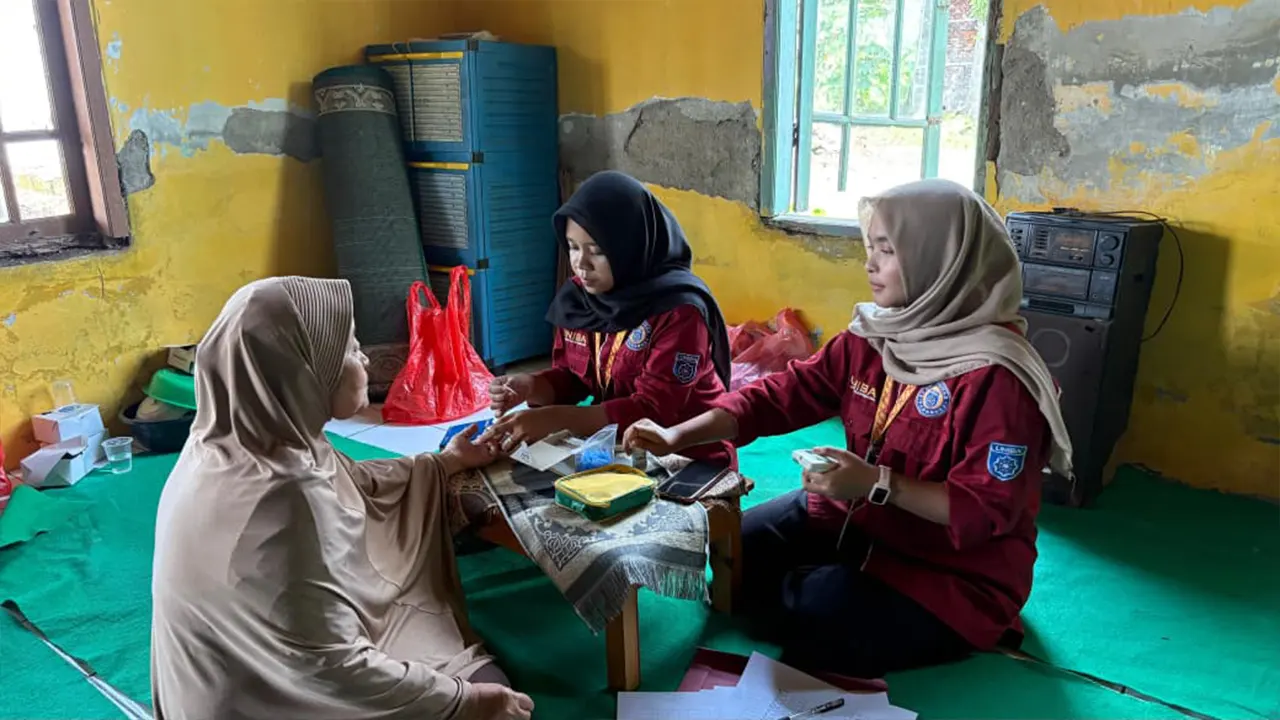 Mahasiswa KKM 66 UNIBA saat melakukan pemeriksaan kesehatan. (doc. KKM 66 UNIBA)