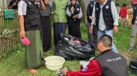 Mahasiswa KKM 78 UNIBA Cidahu mempraktikkan proses pembuatan ecopaving block dari limbah plastik dan oli bekas bersama warga dan tokoh masyarakat Desa Cidahu, Serang, Sabtu (9/8/2025). (doc. KKM 78 UNIBA) Mahasiswa KKM 78 UNIBA Cidahu mempraktikkan proses pembuatan ecopaving block dari limbah plastik dan oli bekas bersama warga dan tokoh masyarakat Desa Cidahu, Serang, Sabtu (9/8/2025). (doc. KKM 78 UNIBA)