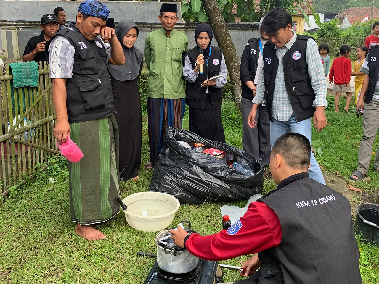 Mahasiswa KKM 78 UNIBA Cidahu mempraktikkan proses pembuatan ecopaving block dari limbah plastik dan oli bekas bersama warga dan tokoh masyarakat Desa Cidahu, Serang, Sabtu (9/8/2025). (doc. KKM 78 UNIBA)
