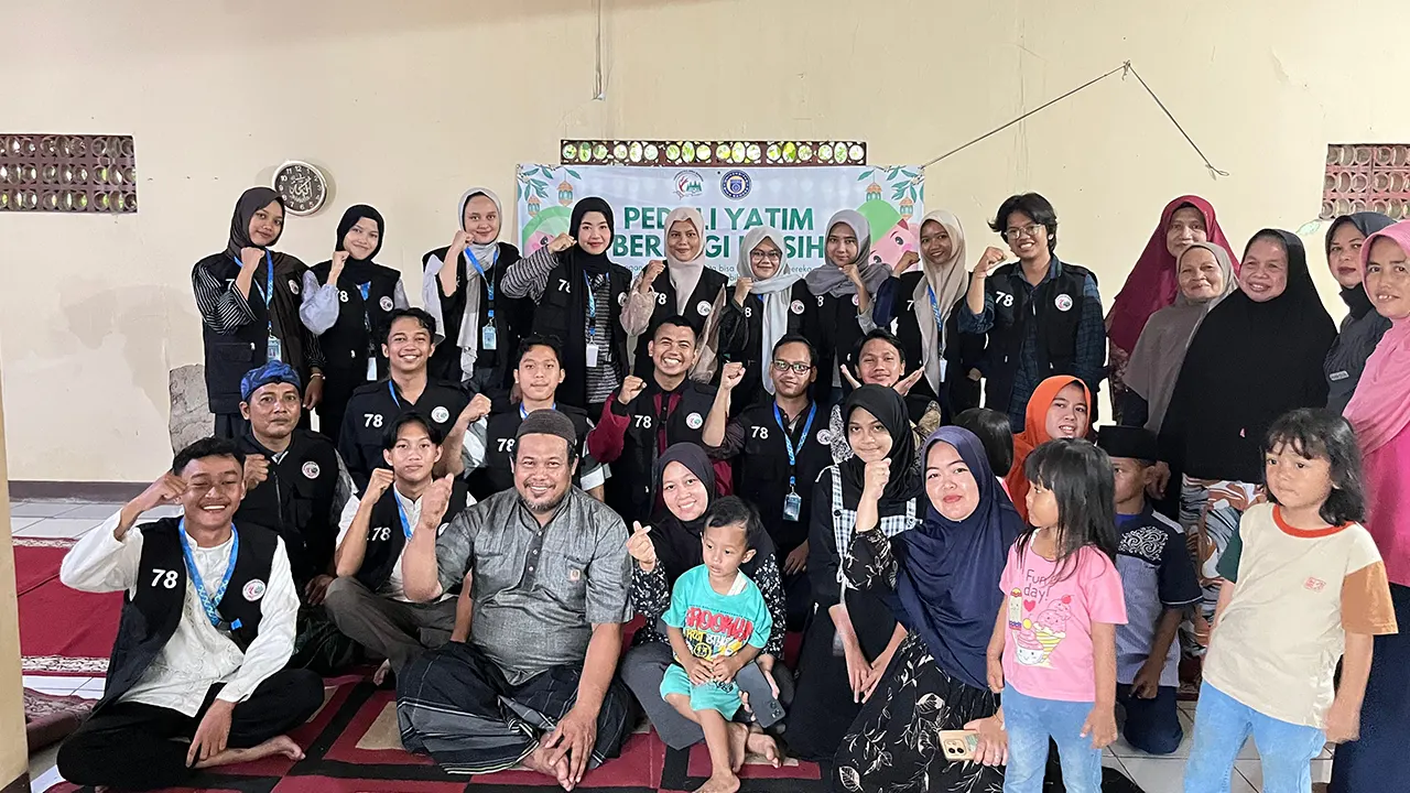 Mahasiswa KKM 78 UNIBA berpose bersama anak-anak yatim dan warga Desa Cidahu usai kegiatan santunan di majelis setempat, Sabtu (9/8/2025), sebagai wujud kepedulian sosial dan mempererat silaturahmi. (doc. KKM 78 UNIBA)