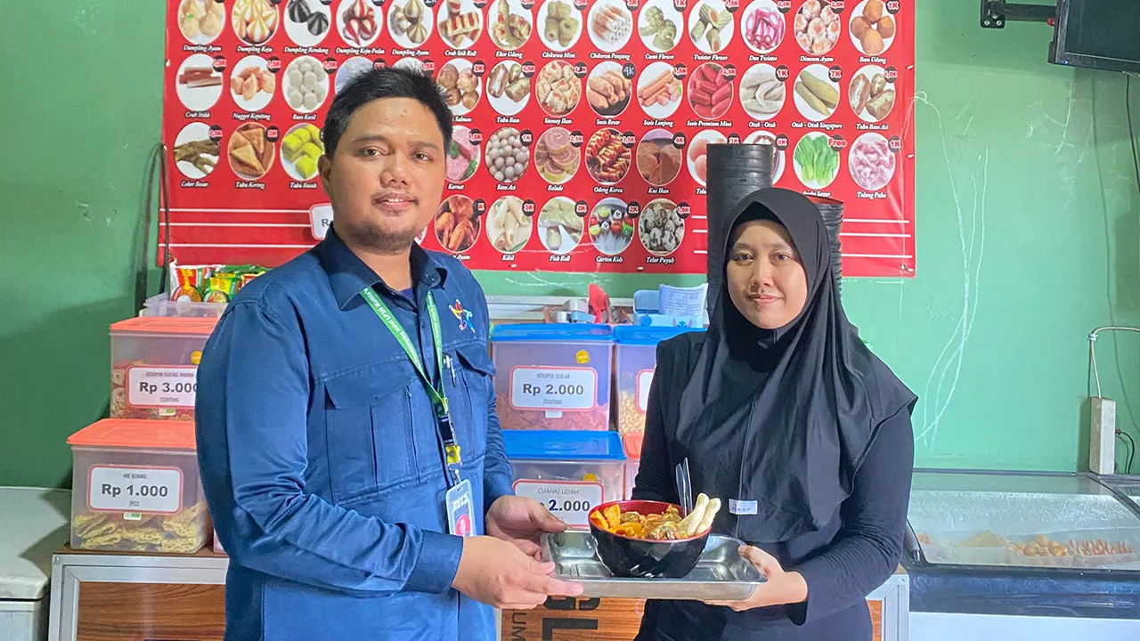 Mahasiswa KKM 84 UNIBA bersama pemilik UMKM Seblak Annami usai pendampingan sertifikasi halal di Pulo Ampel, sebagai upaya mendukung produk lokal agar semakin berdaya saing dan dipercaya konsumen. (doc. KKM 84 UNIBA)