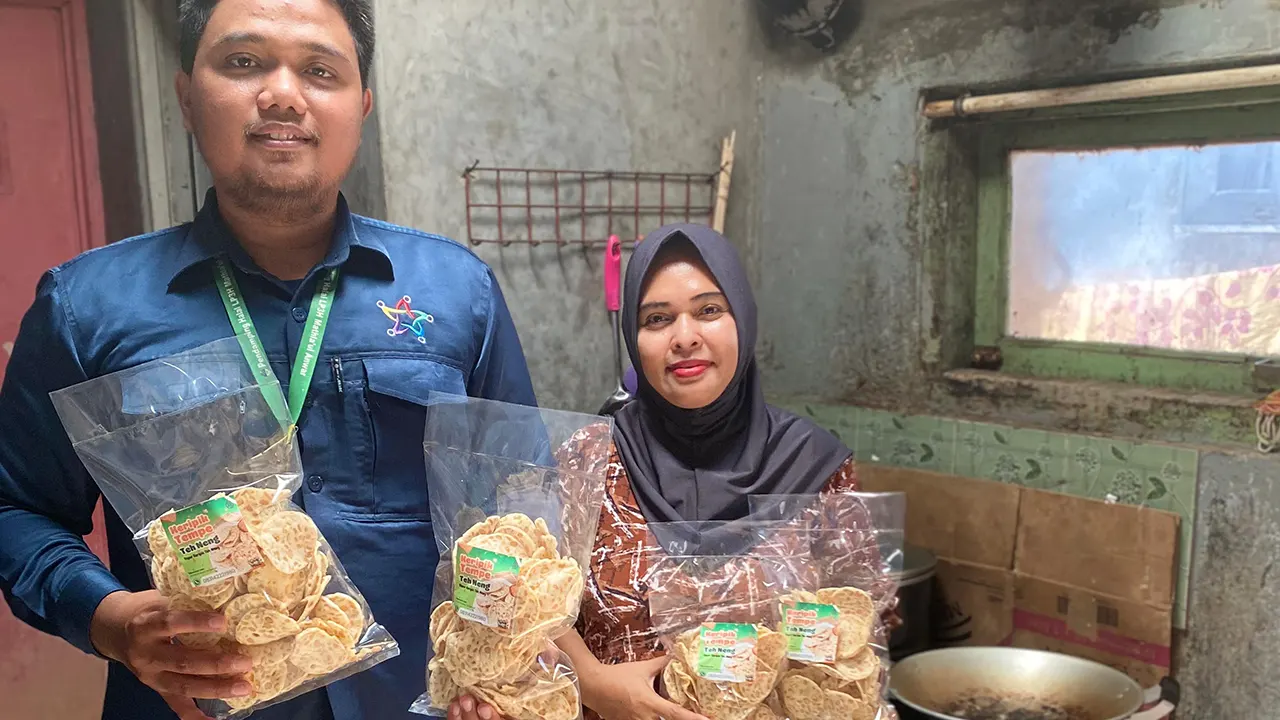 Mahasiswa KKM 84 UNIBA bersama pemilik UMKM Kripik Tempe Teh Neng usai pendampingan sertifikasi halal di Pulo Ampel, sebagai upaya mendukung produk lokal agar semakin berdaya saing dan dipercaya konsumen. (doc. KKM 84 UNIBA)