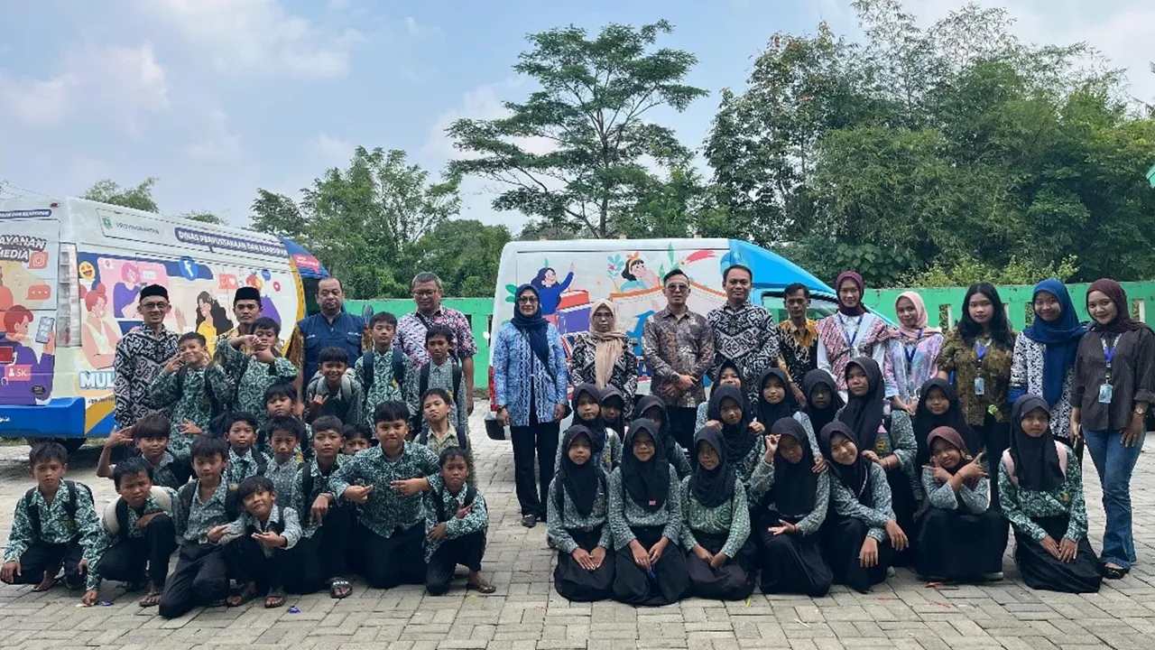 Mahasiswa KKM 85 UNIBA berfoto bersama guru dan siswa Madrasah Ibtidaiyah Desa Bojot usai kegiatan Mobil Pintar dan Perpustakaan Keliling yang digelar bekerja sama dengan Perpustakaan Provinsi Banten, Kamis (7/8/2025). (doc. KKN 85 UNIBA)