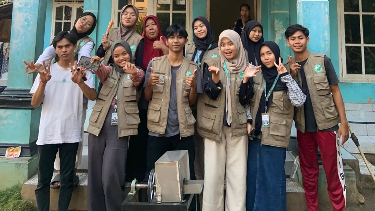 Mahasiswa KKM Kelompok 10 UNIBA berfoto bersama Ibu Santinah, pemilik UMKM Berkah Jaya, di depan rumah produksinya di Kelurahan Sukalaksana, Kabupaten Kuningan. (doc. KKM 10 UNIBA)