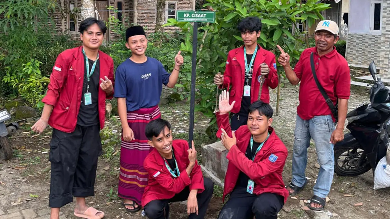 
Mahasiswa KKM Kelompok 28 UNIBA bersama warga Desa Tegal berpose di depan plang jalan baru ‘Kp. Cisaat’ yang mereka pasang sebagai penanda lokasi dan batas wilayah desa. (doc. KKM 28 UNIBA)
