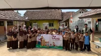 Mahasiswa KKM UNIBA Kelompok 31 menyampaikan materi sosialisasi anti-bullying kepada siswa kelas 4–6 SDN Karya Utama 1 sebagai bagian dari program kerja bidang hukum. (doc. KKM 31 UNIBA)