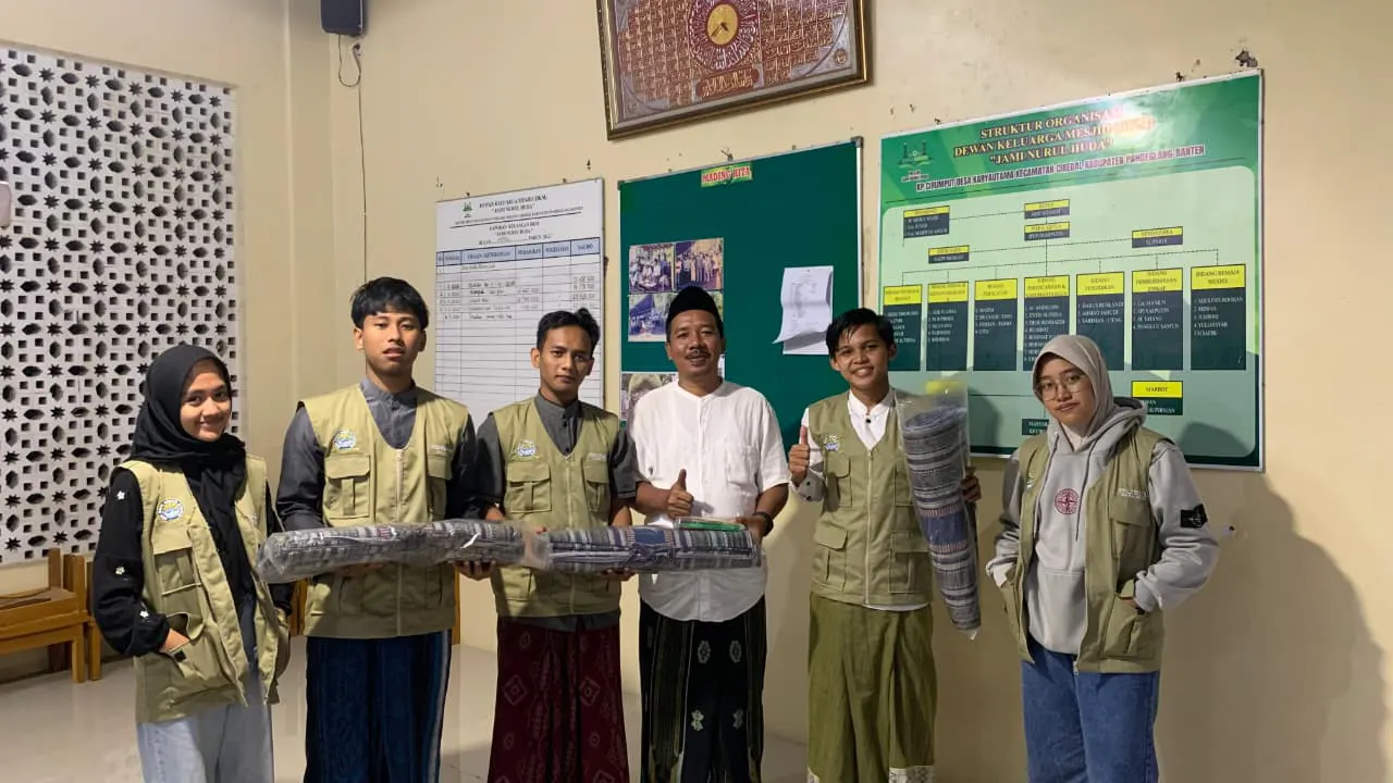 Mahasiswa KKM UNIBA Kelompok 31 menyerahkan tiga lembar tikar karpet kepada Masjid Jami Nurul Huda, Kampung Cirumput. Bantuan ini diharapkan dapat memberikan kenyamanan lebih bagi jamaah dalam menjalankan ibadah. (doc. KKM 31 UNIBA)