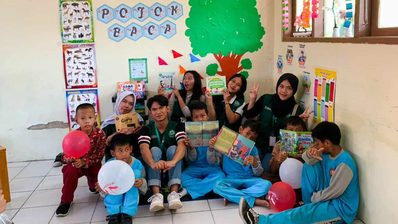 Mahasiswa KKM UNIBA Kelompok 55 bersama siswa-siswi SD Negeri 3 Jatimulya menikmati suasana di pojok baca baru yang mereka dirikan, sebagai upaya menumbuhkan minat literasi sejak dini. (doc. KKM 55 UNIBA)