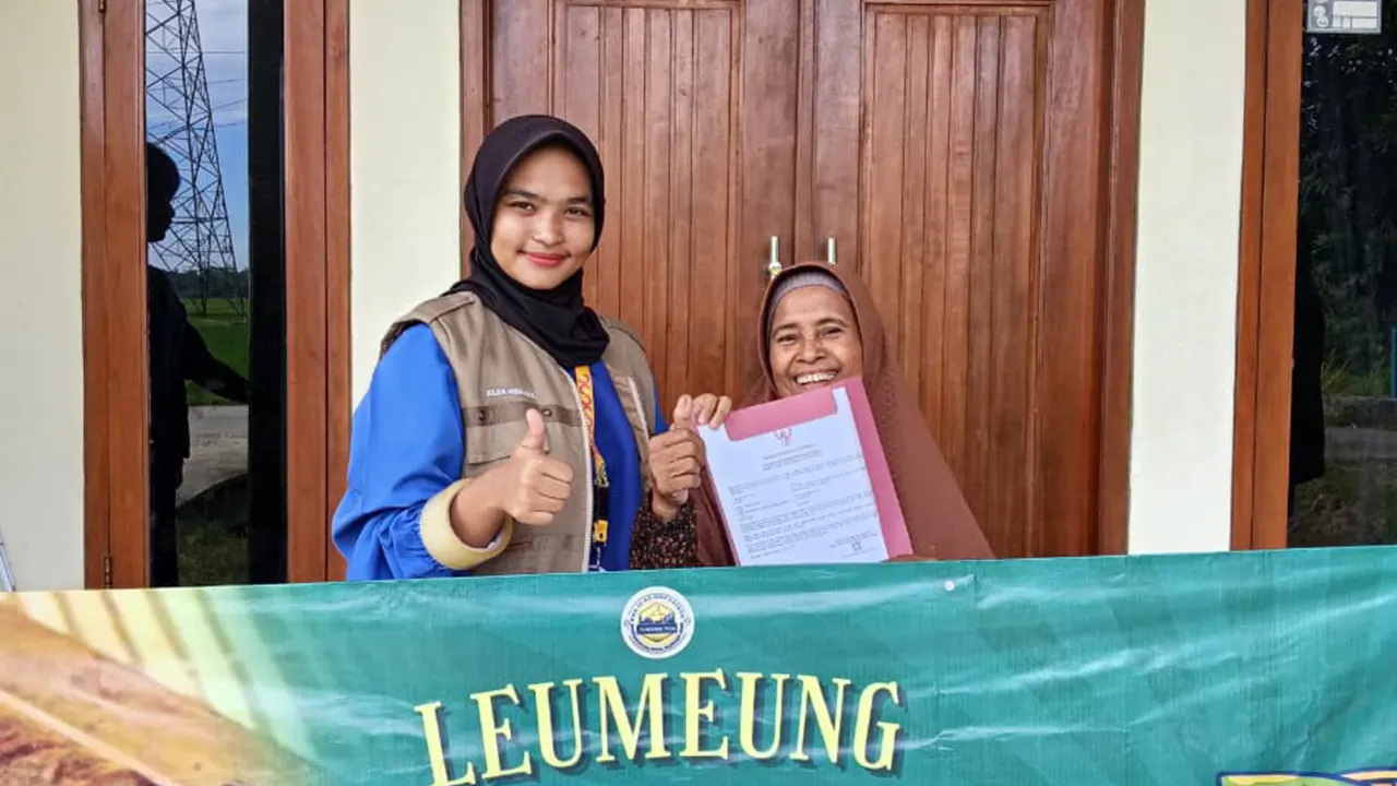 Mahasiswa KKM Uniba 66 bersama pemilik UMKM Leumeung Bu Janarsih di Desa Bojong Catang menunjukkan dokumen legalitas usaha sebagai bukti dukungan terhadap penguatan UMKM lokal. (doc. KKM 66 UNIBA)