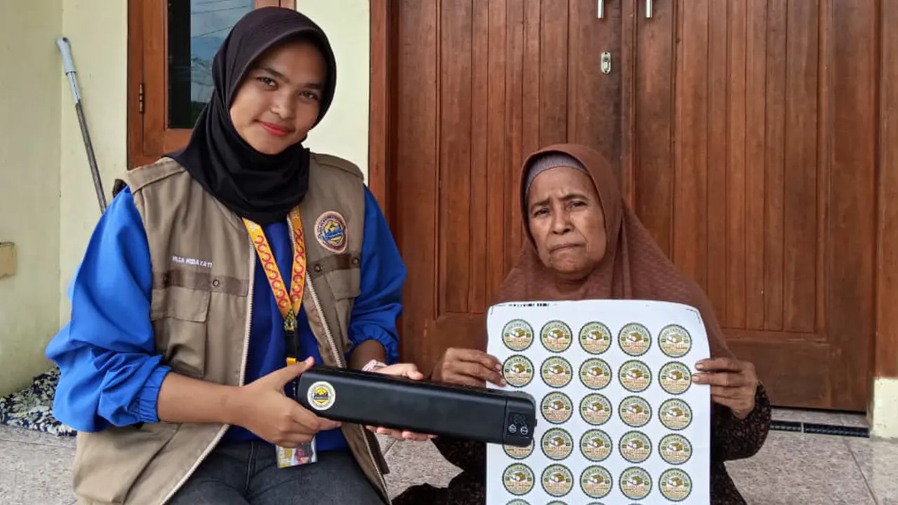 Mahasiswa KKM Uniba 66 mendampingi pemilik UMKM Leumeung Bu Janarsih di Desa Bojong Catang dalam proses rebranding produk dengan menghadirkan logo baru dan alat pendukung kemasan. (doc. KKM 66 UNIBA)