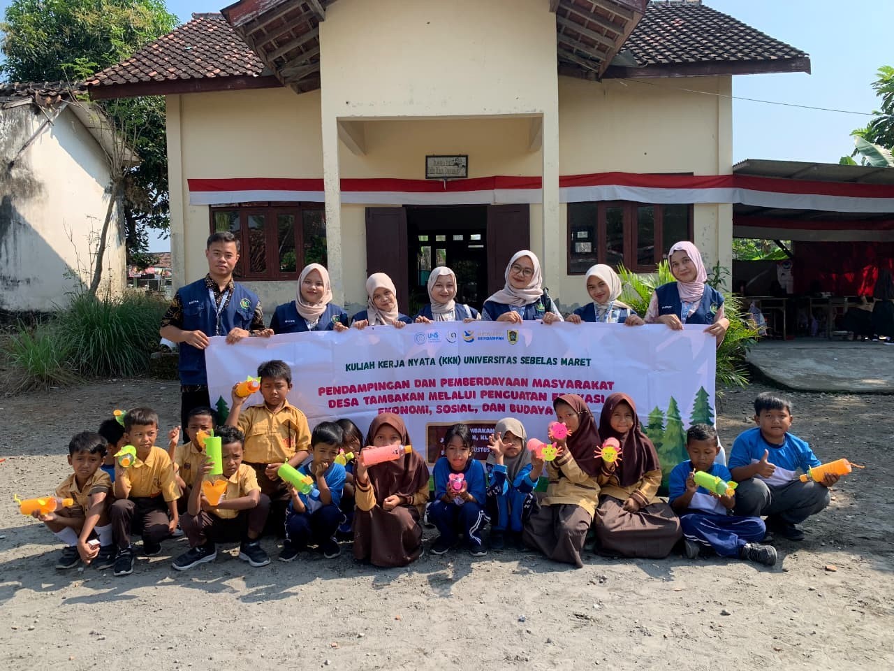 Mahasiswa KKN 107 UNS bersama siswa SDN 3 Tambakan memamerkan celengan hasil karya mereka. (doc. KKN 107 UNS)