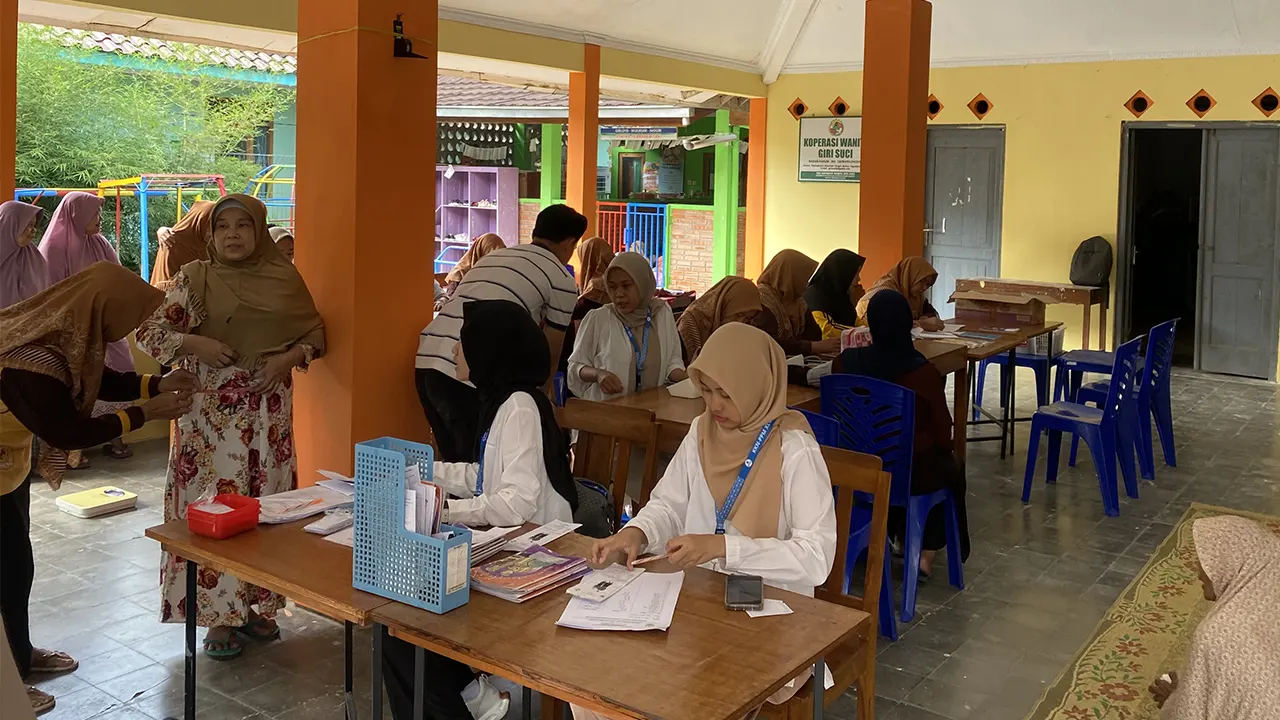 Mahasiswa KKN 110 UMBY membantu kader-kader posyandu dalam memberikan layanan kesehatan kepada warga Dusun Karangkulon. Kegiatan ini mendapat sambutan hangat dari warga, terutama dari para ibu dan lansia. (doc. KKN 110 UMBY)