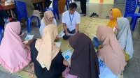 Mahasiswa KKN 110 UMBY saat memberikan psikoedukasi kepada warga Dusun Karangkulon tentang pentingnya membiasakan pola hidup sehat dalam keluarga sebagai bentuk upaya pencegahan stunting pada anak. (doc. KKN 110 UMBY)