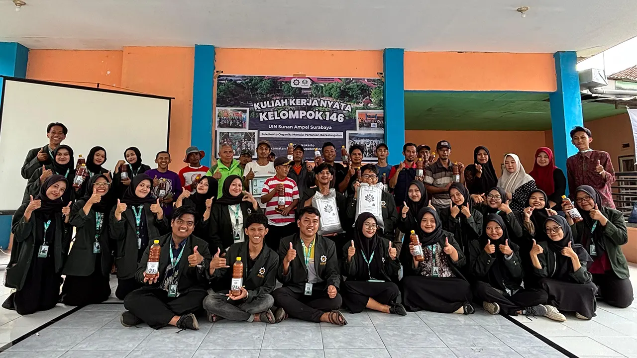 Mahasiswa KKN 146 UINSA bersama perangkat desa dan kelompok tani saat sosialisasi dan praktik pembuatan pupuk organik di Desa Sukokerto. (doc. KKN 146 UINSA)