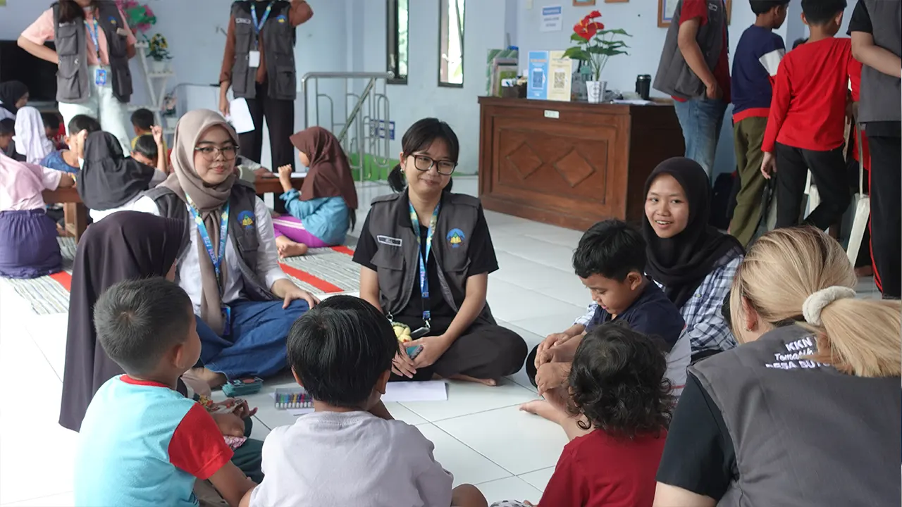 Mahasiswa KKN 178 UNS saat melakukan kegiatan les bersama anak-anak Desa Butuh. (doc. KKN 178 UNS)