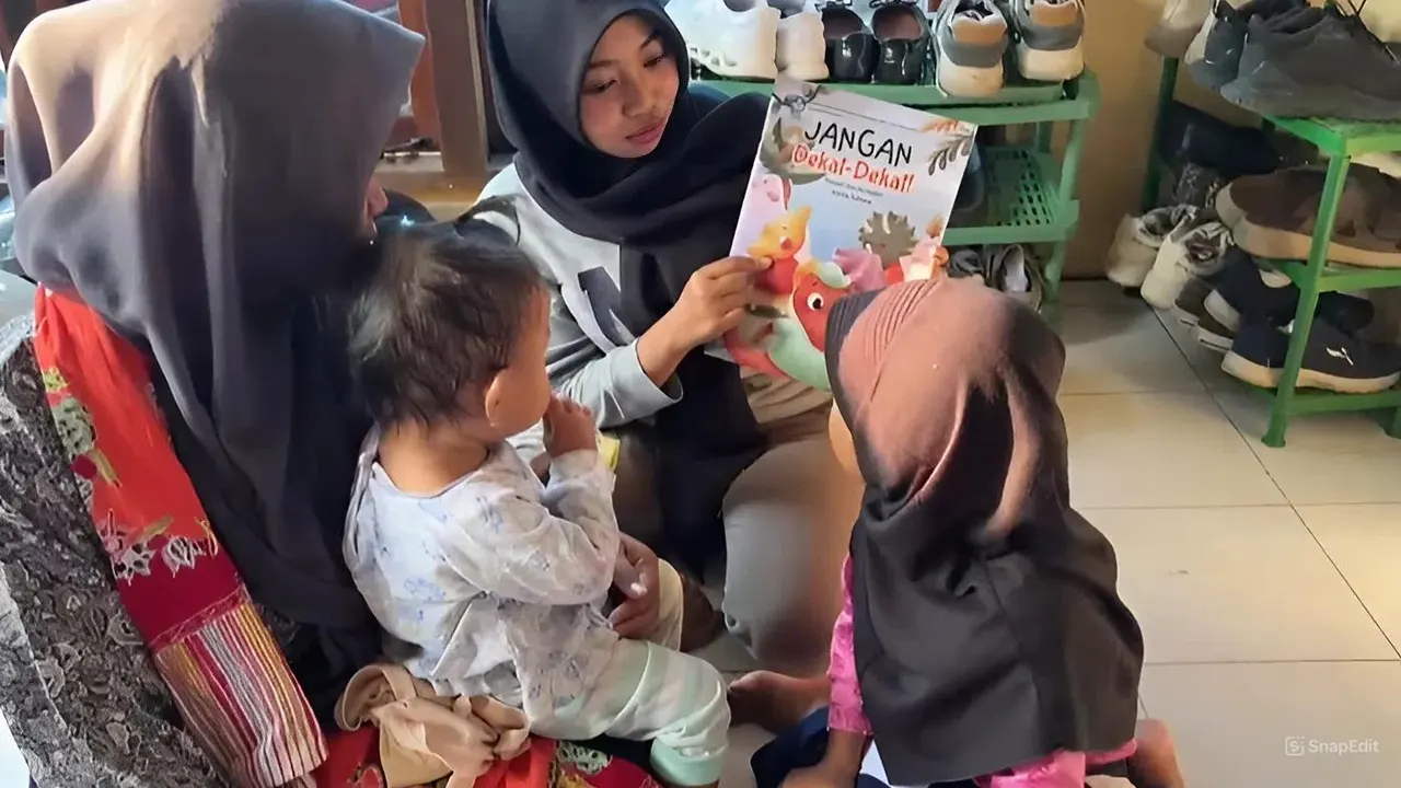 Mahasiswa KKN 178 UNS saat melakukan pelatihan teknik membaca nyaring kepada ibu-ibu Posyandu. (doc. KKN 184 UNS)