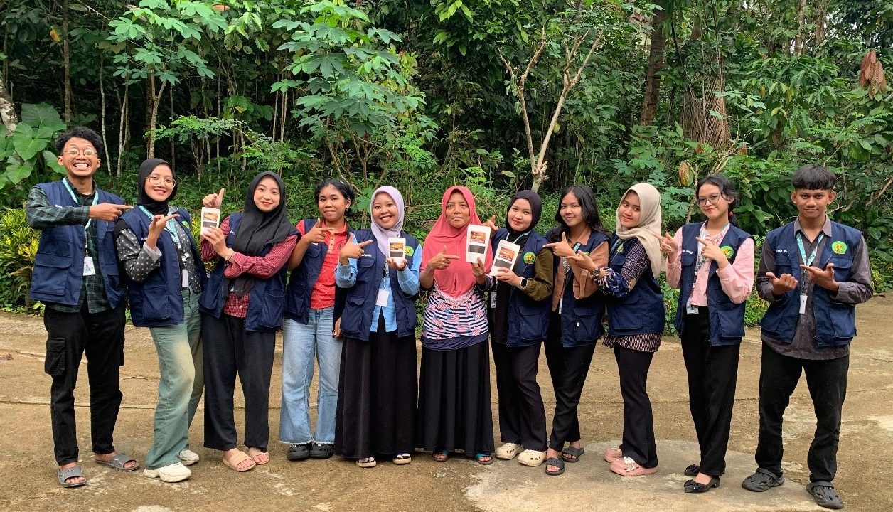 Mahasiswa KKN 251 UNS bersama Kelompok Tani Hutan (KTH) Buana Jaya I menunjukkan produk kopi Doeng Waroe hasil kolaborasi dalam program desain ulang kemasan. (doc. KKN 251 UNS)