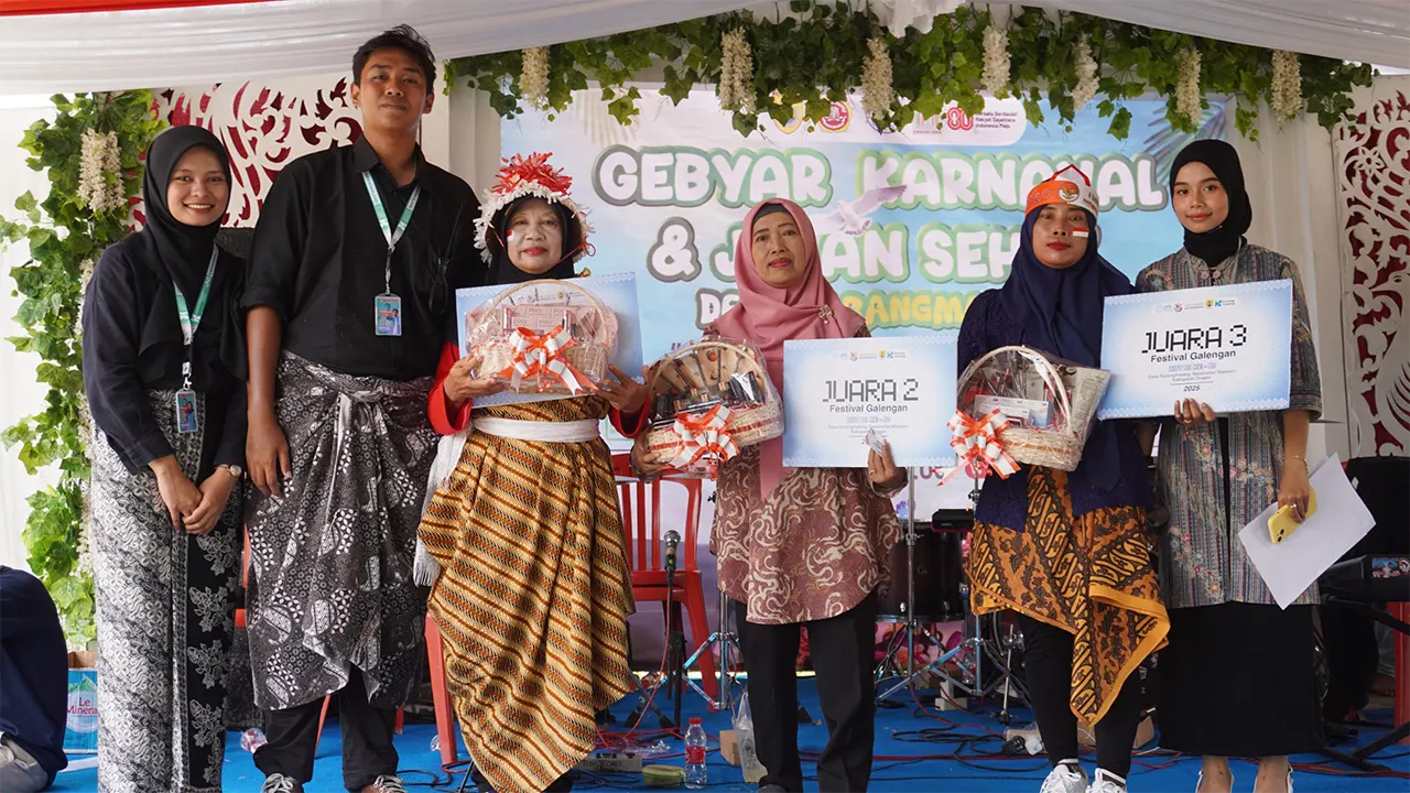 Mahasiswa KKN 306 UNS Menyerahkan Hadiah kepada Para Juara dalam Kegiatan Tradisi Galengan Desa Karangmalang. (doc. KKN 206 UNS)