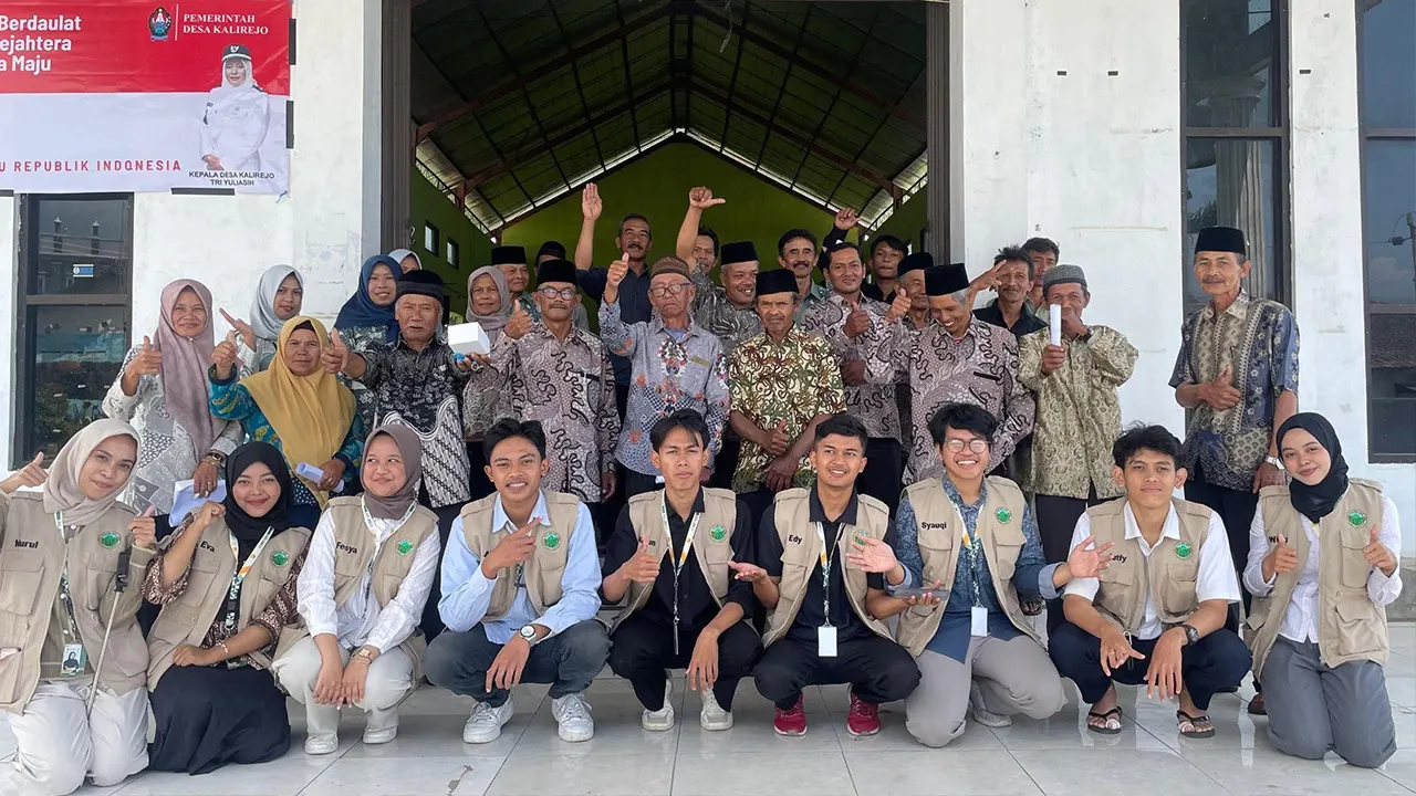 Mahasiswa KKN 327 Universitas Sebelas Maret menggandeng masyarakat Desa Kalirejo untuk belajar dan bekerja sama dalam rangka menanggulangi masalah sampah di Desa Kalirejo, Kledung, Temanggung. (doc. KKN 327 UNS)