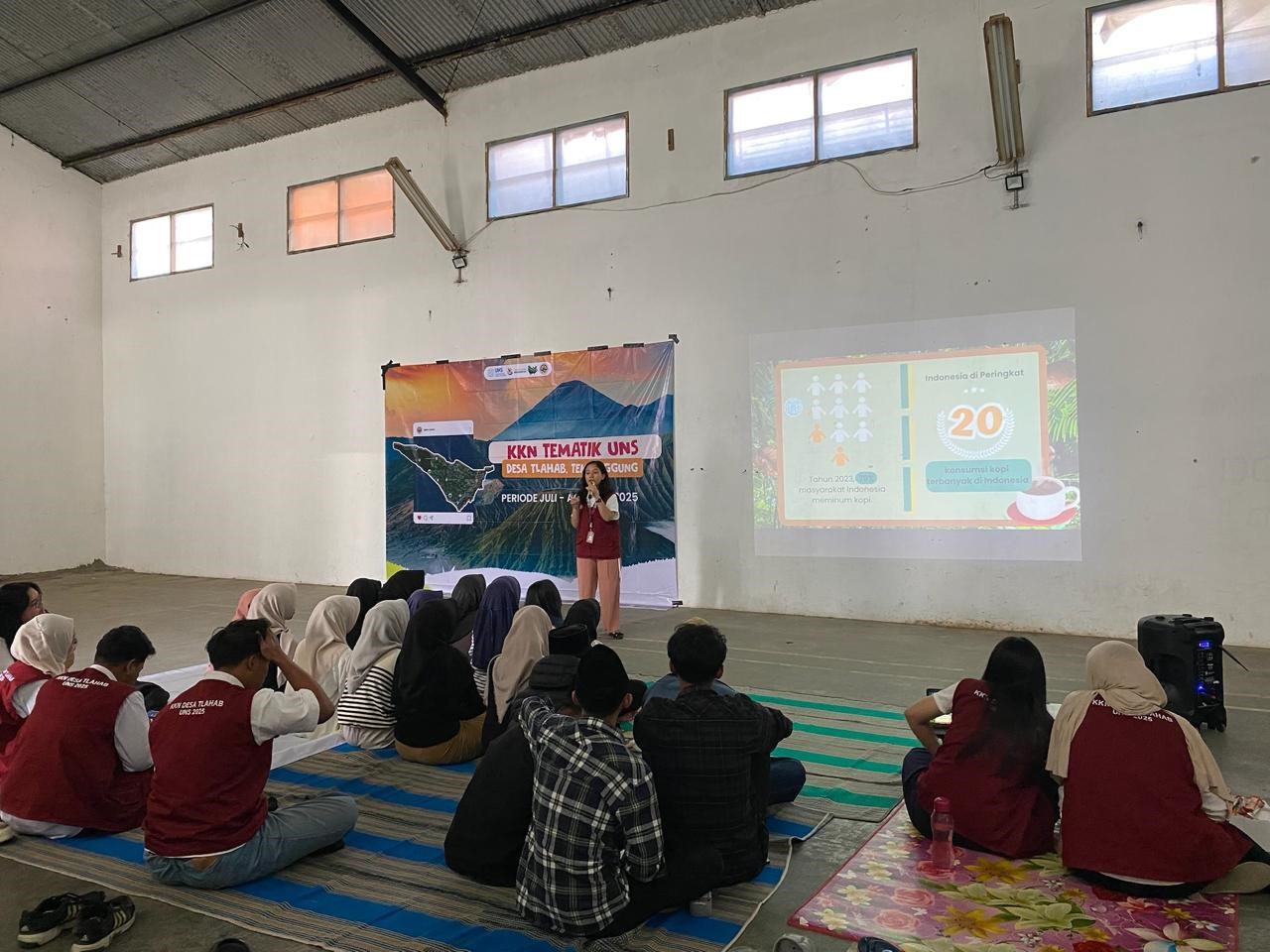 Mahasiswa KKN 334 Tematik UNS saat melakukan edukasi dasar. (doc. Kelompok 334 KKN Tematik UNS)