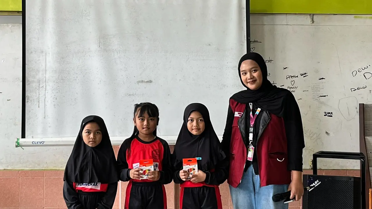 Mahasiswa KKN 344 UNS memberikan reward berupa pensil warna kepada para siswa yang aktif. (doc. KKN 344 UNS)