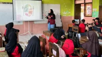 Mahasiswa KKN 344 UNS saat mengenal Isi Piringku lewat presentasi PowerPoint yang menampilkan lebih banyak gambar dibandingkan tulisan. (doc. KKN 344 UNS) Mahasiswa KKN 344 UNS saat mengenal Isi Piringku lewat presentasi PowerPoint yang menampilkan lebih banyak gambar dibandingkan tulisan. (doc. KKN 344 UNS)