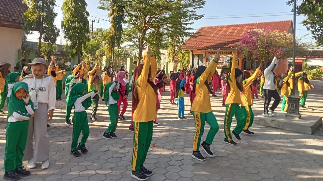 Mahasiswa KKN 42 Unugiri Bojonegoro berbaur bersama siswa-siswi SDN Klempun dalam kegiatan senam pagi bersama. (doc. KKN 42 Unugiri)