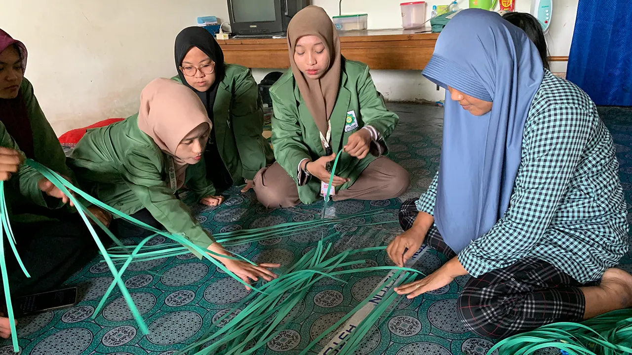 Mahasiswa KKN 42 Unugiri saat belajar mebuat tas anyaman di Desa Klempun. (doc. KKN 42 Unigiri))