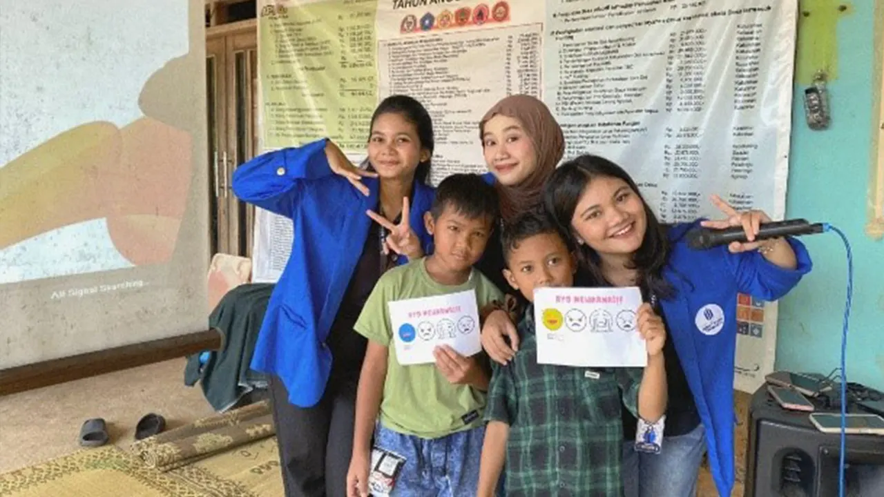 Mahasiswa KKN 44 UMBY berpose bersama peserta anak-anak usai kegiatan pelatihan pengelolaan emosi melalui metode Art Therapy dan Journalling di Kalurahan Terong, Dlingo, Bantul, Sabtu (9/8/2025). (doc. KKN 44 UMBY)