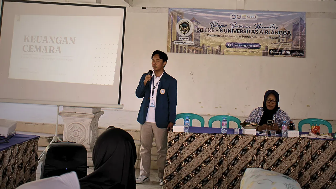 Mahasiswa KKN BBK 6 UNAIR saat memaparkan materi tentang keuangan cemara. (doc. pribadi)