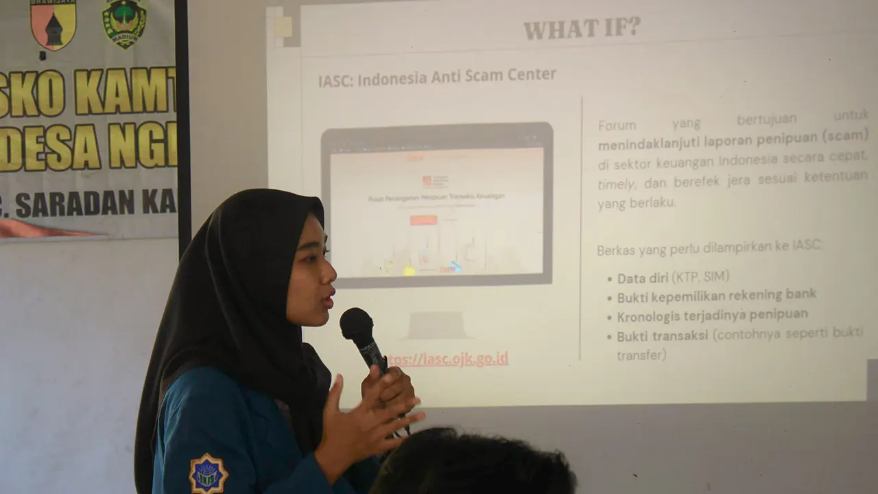 Mahasiswa KKN BBK 6 UNAIR saat memaparkan materi tentang pelaporan investasi bodong dan pinjaman online ilegal. (doc. pribadi)