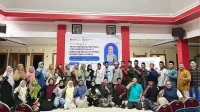 Mahasiswa KKN IAI Al Khoziny bersama pemuda dan masyarakat Desa Balongdowo berfoto bersama usai Seminar Public Speaking bertajuk Membangun Karakter Pemuda Cerdas Bertutur, Santun Bertindak Melalui Seni Public Speaking di Era Modern, yang digelar di Pendopo Balai Desa Balongdowo, Candi, Sidoarjo, Rabu (13/8/2025). (doc. KKN IAI Al Khoziny)