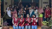Mahasiswa KKN Kelompok 81 Universitas Mercu Buana Yogyakarta (UMBY) berfoto bersama ibu-ibu PKK Dusun Sungapan, Kelurahan Sriharjo, Kapanewon Imogiri, Bantul, usai kegiatan edukasi bertema “Pentingnya Pemisahan Anggaran UMKM dan Anggaran Keluarga” yang digelar di rumah Kepala Dusun setempat, Minggu (27/7/2025). (doc. KKN 81 UMBY)