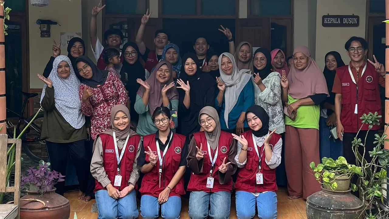 Mahasiswa KKN Kelompok 81 Universitas Mercu Buana Yogyakarta (UMBY) berfoto bersama ibu-ibu PKK Dusun Sungapan, Kelurahan Sriharjo, Kapanewon Imogiri, Bantul, usai kegiatan edukasi bertema “Pentingnya Pemisahan Anggaran UMKM dan Anggaran Keluarga” yang digelar di rumah Kepala Dusun setempat, Minggu (27/7/2025). (doc. KKN 81 UMBY)