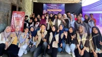 Mahasiswa KKN Kelompok 21 UNS berfoto bersama remaja Desa Sobokerto dan Duta GenRe Boyolali usai kegiatan penyuluhan bertajuk ‘Optimalisasi Peran Pendidikan dalam Merencanakan Masa Depan Remaja’ di Dukuh Turibang, Boyolali. (doc. KKN 21 UNS)