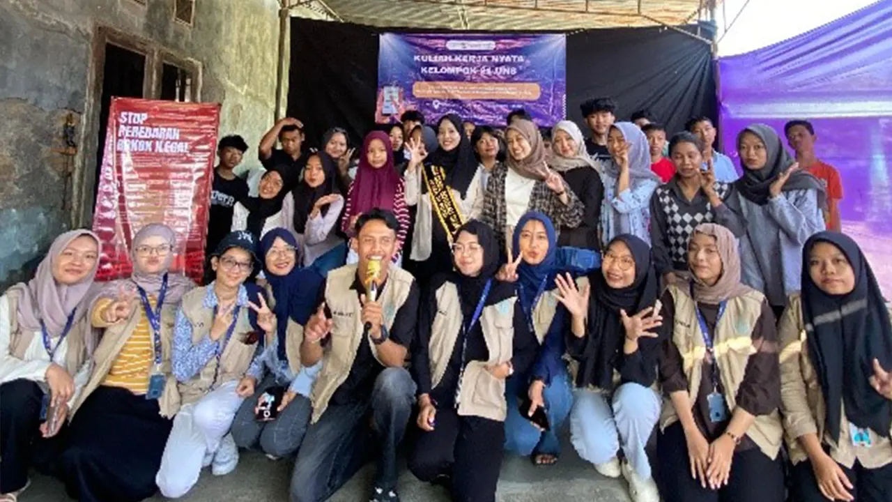 Mahasiswa KKN Kelompok 21 UNS berfoto bersama remaja Desa Sobokerto dan Duta GenRe Boyolali usai kegiatan penyuluhan bertajuk ‘Optimalisasi Peran Pendidikan dalam Merencanakan Masa Depan Remaja’ di Dukuh Turibang, Boyolali. (doc. KKN 21 UNS)