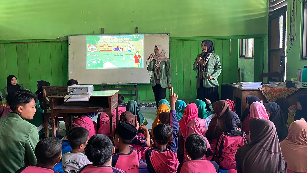 Mahasiswa KKN Kelompok 42 Unugiri Bojonegoro menyampaikan materi sosialisasi stop bullying kepada siswa SDN Klempun, Sabtu (9/8/2025). (doc. KKN 42 Unugiri)