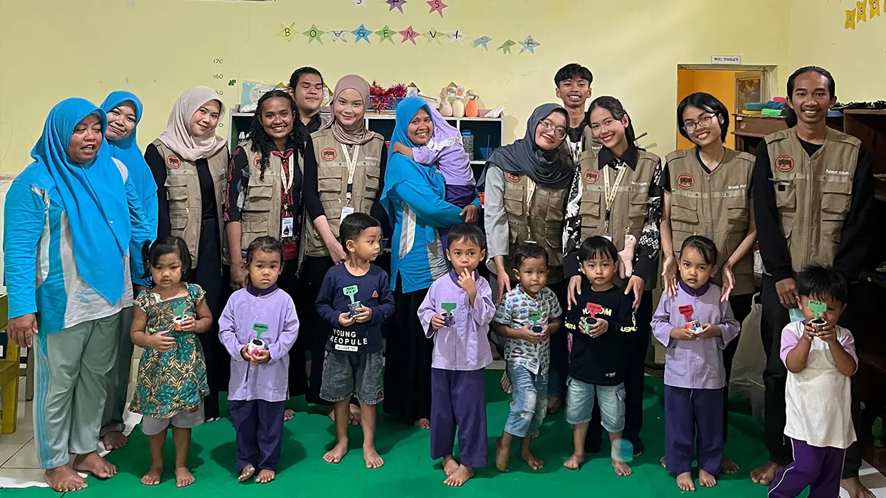 Mahasiswa KKN Kelompok 50 Universitas Mercu Buana Yogyakarta berfoto bersama guru dan anak-anak PAUD Bougenville, Dusun Ngenep, usai kegiatan melukis pot dan menanam tanaman sebagai upaya menumbuhkan minat bertani sejak dini. (doc. KKN PPM 50 UMBY)