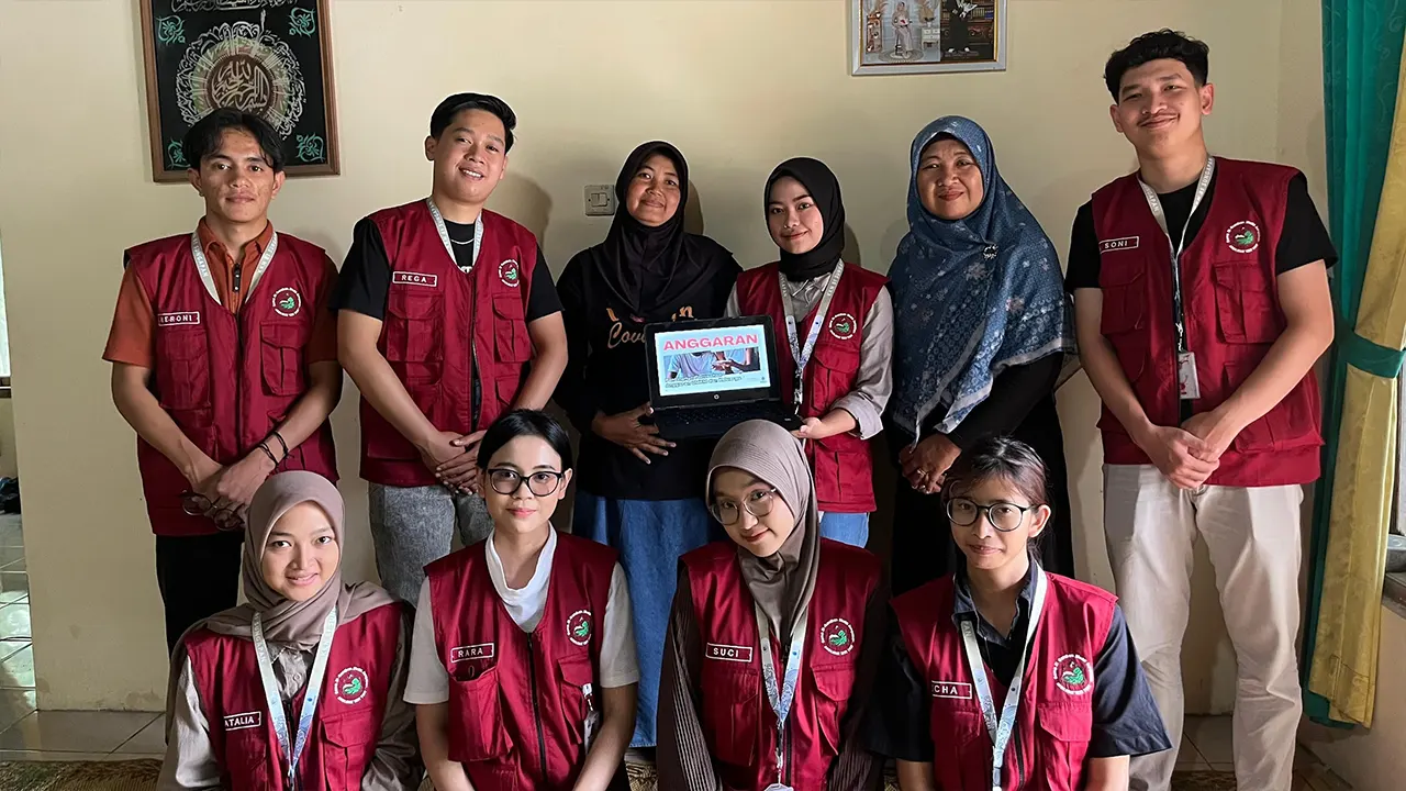 Mahasiswa KKN Kelompok 81 Universitas Mercu Buana Yogyakarta (UMBY) berfoto bersama perwakilan ibu-ibu PKK Dusun Sungapan, Kelurahan Sriharjo, Kapanewon Imogiri, Bantul, sambil menampilkan materi presentasi bertema “Pentingnya Pemisahan Anggaran UMKM dan Anggaran Keluarga” pada kegiatan edukasi yang digelar, Minggu (27/7/2025). (doc. KKN 81 UMBY)