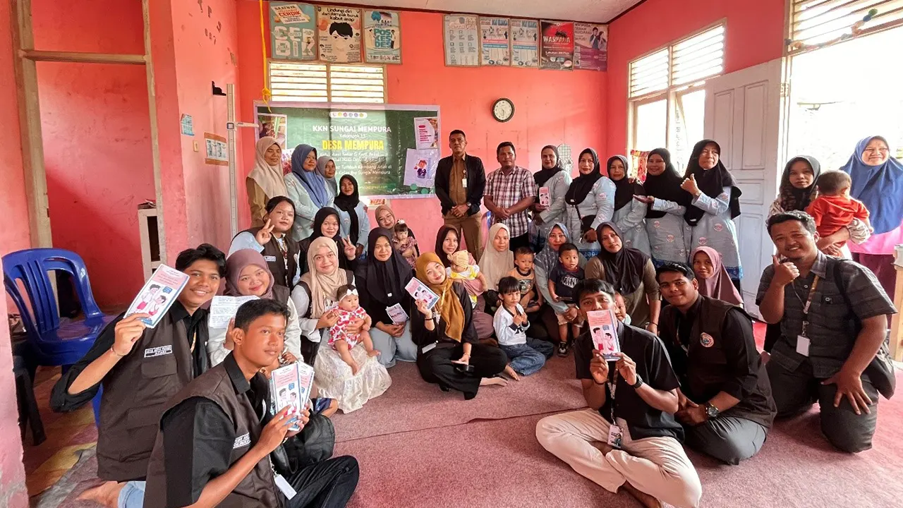 Mahasiswa KKN Mas bersama ibu-ibu posyandu Desa Sungai Mempura berfoto bersama usai kegiatan penyuluhan pencegahan stunting yang digelar di Balai Posyandu Tanjung Agung, Senin (11/8/2025). (doc. pribadi)