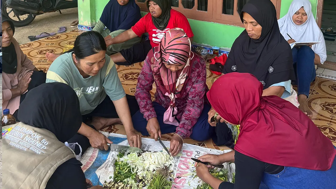 Mahasiswa KKN PPM 50 UMBY saat mendamping KWT Melati dalam proses pembuatan POC. (doc. KKN PPM 50 UMBY)