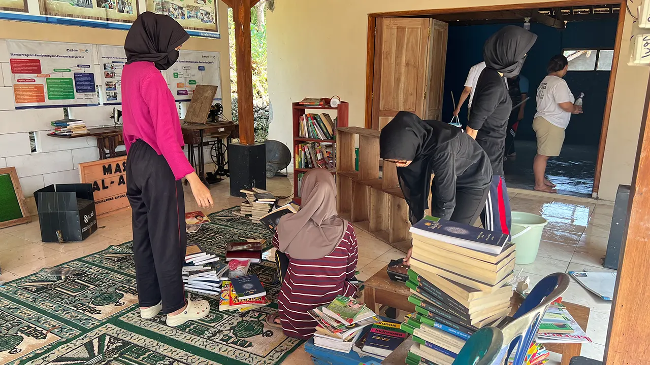 Mahasiswa KKN PPM 57 UMBY bersama warga Dusun Tegallawas menata kembali koleksi buku di Lumbung Ilmu sebagai bagian dari proses renovasi dan penataan ruang belajar komunitas. (doc. KKN PPM 57 UMBY)

