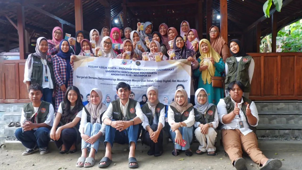Mahasiswa KKN-PPM Kelompok 64 UMBY foto bersama Ibu-ibu PKK di Padukuhan Banyusumurup, Girirejo, Imogiri, Bantul, DI Yogyakarta. (doc. Kelompok 64 UMBY)