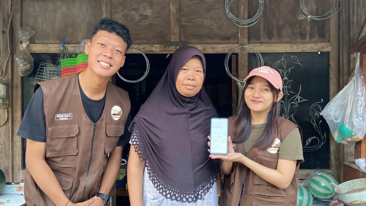 Mahasiswa KKN-PPM UMBY Kelompok 105 foto bersama Ibu pelaku usaha toko kelontong di Dusun Giriloyo setelah tokonya berhasil dibuatkan titik lokasi di Google Maps. (doc. Mahasiswa KKN-PPM UMBY Kelompok 105)