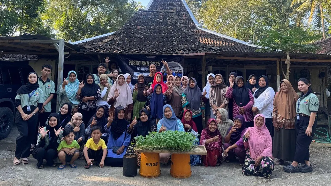 Mahasiswa KKN-PPM UMBY Kelompok 05 bersama warga Dusun Dlingo 2 usai pelatihan penanaman bibit cabai menggunakan media tanam limbah baglog jamur, sebagai upaya pemberdayaan masyarakat dan pemanfaatan potensi lokal. (doc. KKN PPM 05 UMBY)