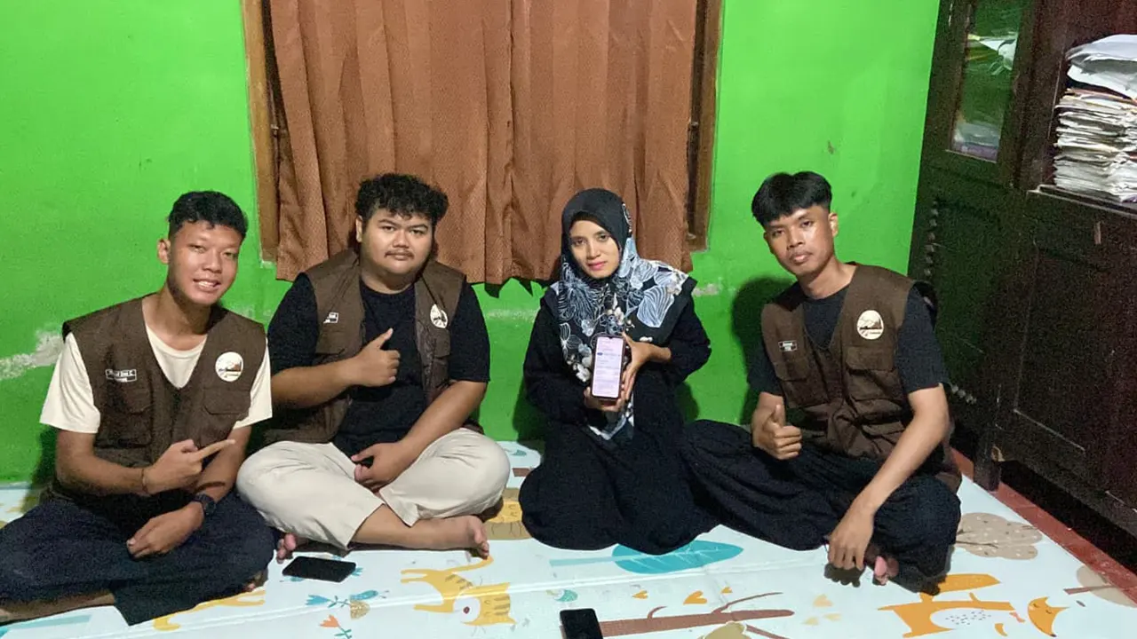 Mahasiswa KKN-PPM UMBY Kelompok 105 foto bersama Ibu Dukuh Dusun Giriloyo setelah berhasil dibuatkan titik lokasi PAUD dan rumah kepala dukuh di Google Maps. (doc. Mahasiswa KKN-PPM UMBY Kelompok 105)
