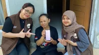 Mahasiswa KKN-PPM UMBY Kelompok 105 foto bersama salah satu pelaku usaha katering setelah berhasil dibuatkan titik lokasi di Google Maps. (doc. Mahasiswa KKN-PPM UMBY Kelompok 105)